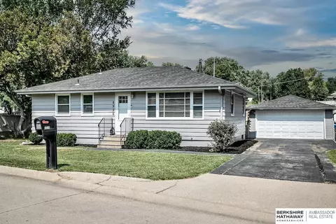 8926 Hamilton St, Omaha, NE 68114