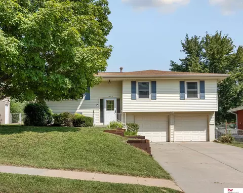 3988 Iowa St, Omaha, NE 68112