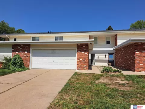 5810 Oakridge Dr, Lincoln, NE 68516