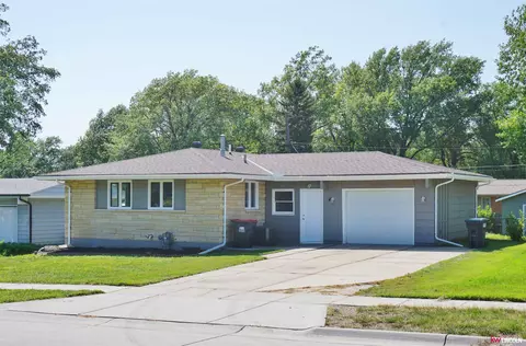 1011 Carlos Dr, Lincoln, NE 68505
