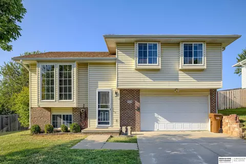 724 Grenoble Dr, Bellevue, NE 68123