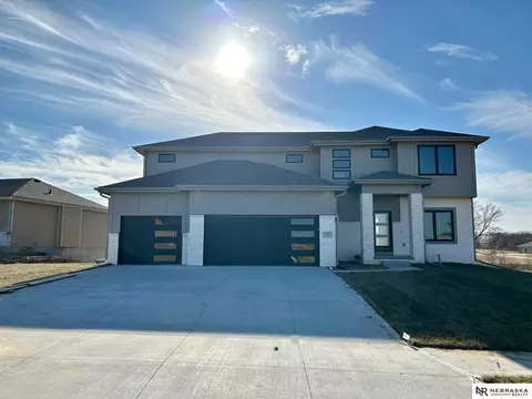 11102 Portage Dr, Papillion, NE 68046