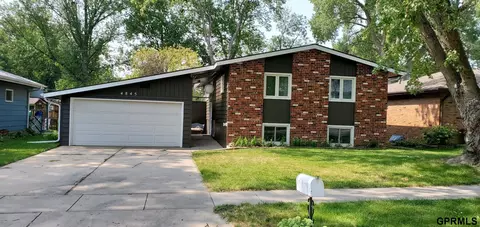 4845 Cresthaven Dr, Lincoln, NE 68516