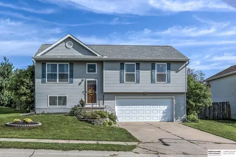 16114 Blackwalnut St, Omaha, NE 68136