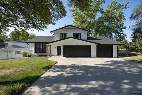 1107 Somerset Dr, Bellevue, NE 68005
