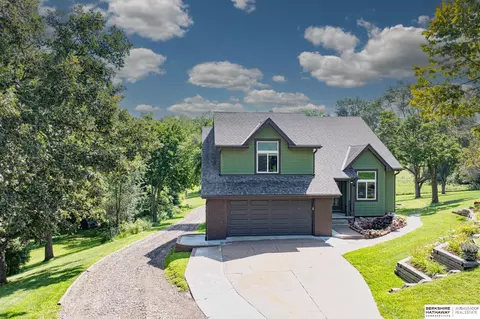 5045 Manchester Dr, Omaha, NE 68152