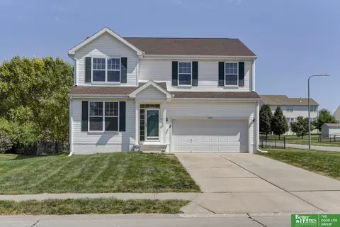 2315 Lakewood Dr, Papillion, NE 68046