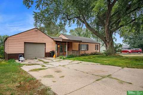5629 S 49th St, Omaha, NE 68117