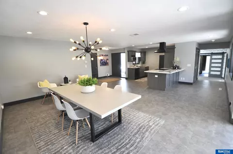 411 Lakewood Dr, Lincoln, NE 68510