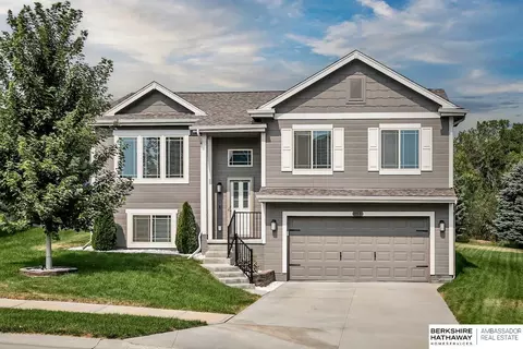 8868 Sunrise St, Omaha, NE 68122