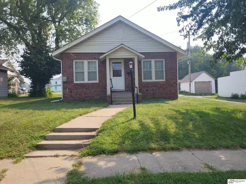 108 S 12th St, Beatrice, NE 68310