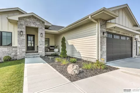 18105 Locust St, Omaha, NE 68022