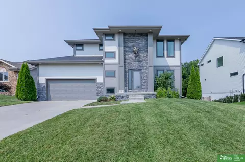 17220 S Creek Cir, Omaha, NE 68136