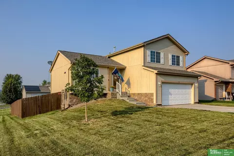 7426 Meadow Ln, La Vista, NE 68128