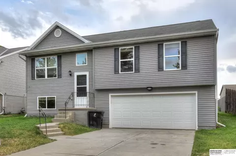 9113 Weber St, Omaha, NE 68122