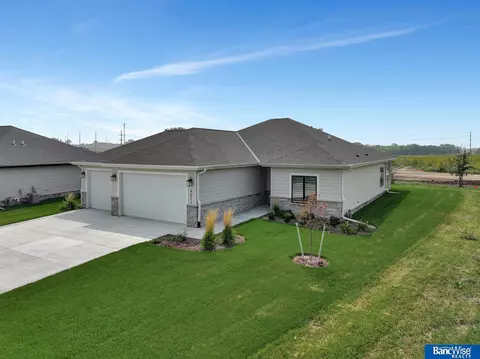 4011 Primrose Pl, Lincoln, NE 68516