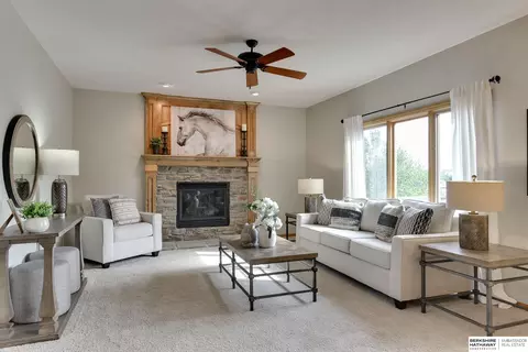 2331 Broadwater Dr, Papillion, NE 68046