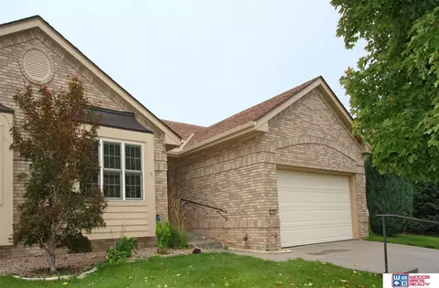 5501 Briar Rosa Dr, Lincoln, NE 68516