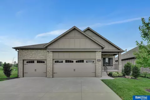 9939 Edgewater Ln, Lincoln, NE 68527