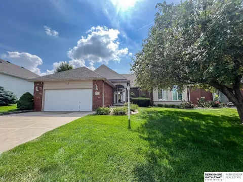 807 Villa Plz, Papillion, NE 68046