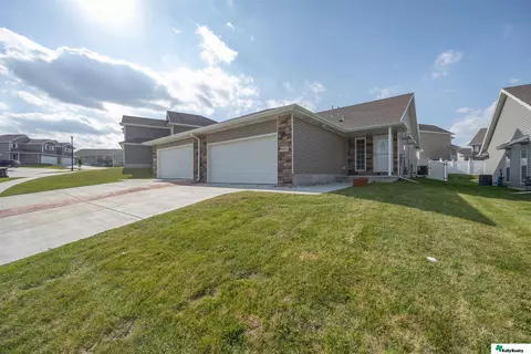 8932 Tumbleweed Dr, Lincoln, NE 68507