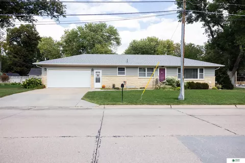 1221 E 6th St, York, NE 68467
