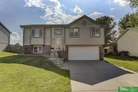 1111 Devon Dr, Papillion, NE 68046