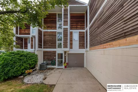 1629 N 109th Plz, Omaha, NE 68154