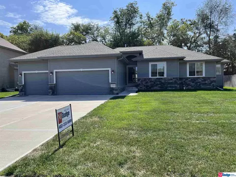 5255 Waterford Avenue Cir, Papillion, NE 68133