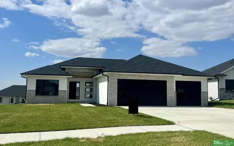 5408 Kestrel Pkwy, Elkhorn, NE 68022