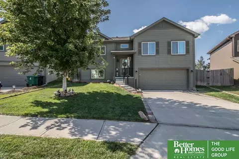9223 Summit St, Omaha, NE 68122