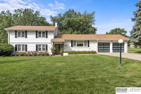 1646 Pine Rd, Omaha, NE 68144