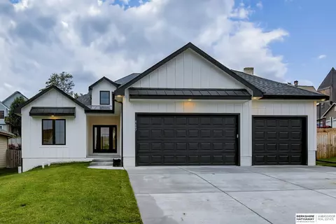 4607 Hansen Ave, Papillion, NE 68133