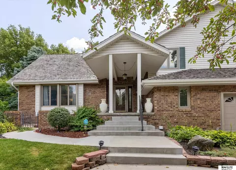 9909 Harney Pkwy S, Omaha, NE 68114