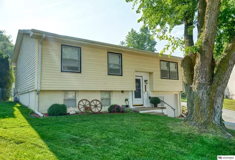 8805 Ruggles Cir, Omaha, NE 68134