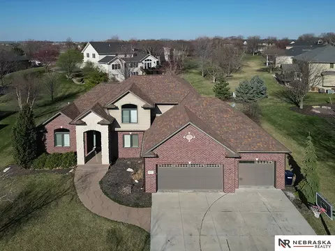 6709 S Ridge Dr, Lincoln, NE 68512