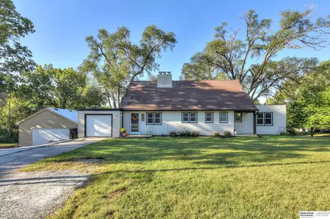 8421 Keystone Dr, Omaha, NE 68134