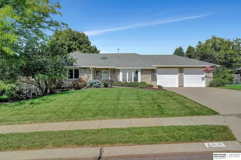 600 Kent Dr, Papillion, NE 68046
