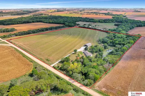 3947 E Hackberry Rd, Beatrice, NE 68310 photo 2