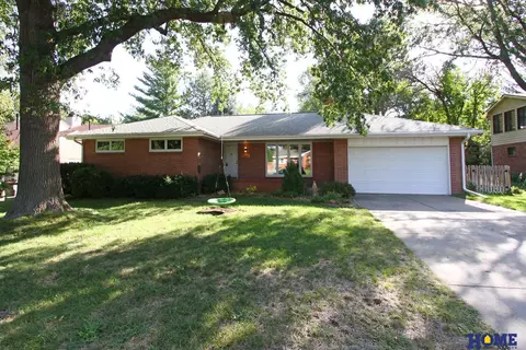 620 Teakwood Dr, Lincoln, NE 68510