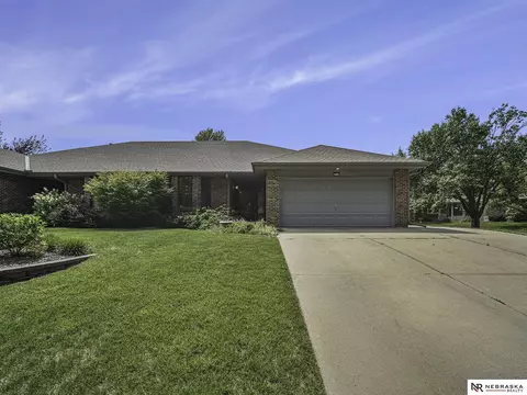 6732 Teton Dr, Lincoln, NE 68510