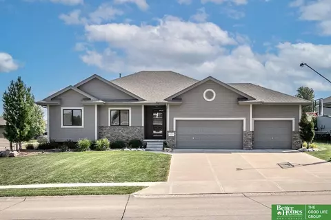 9223 S 71 Ave, Papillion, NE 68133