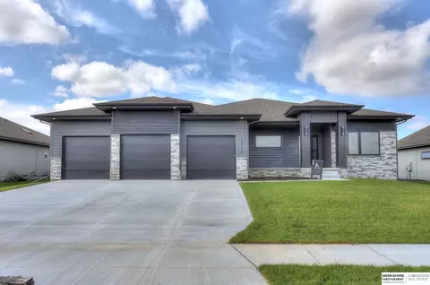 12710 S 77th St, Papillion, NE 68046