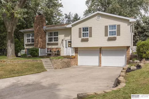 808 Leprechaun Ln, Papillion, NE 68046