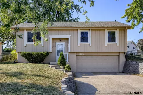 8106 Wildewood Dr, Ralston, NE 68127
