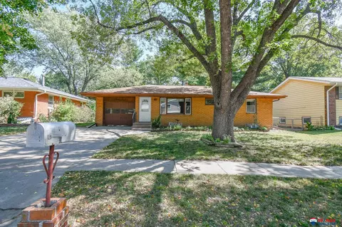 1110 Rosewood Dr, Lincoln, NE 68510