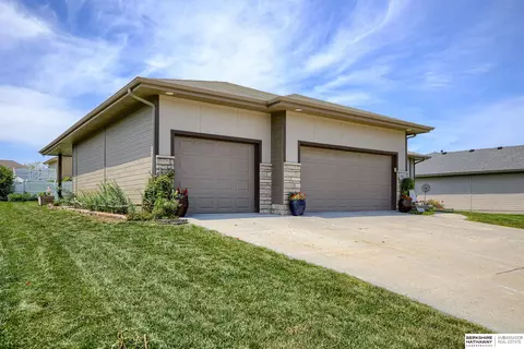 1911 Atlas Dr, Papillion, NE 68133