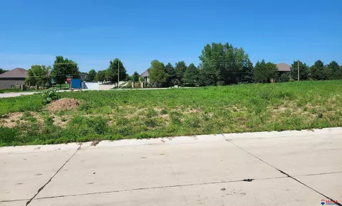 9320-9334 Merryvale Dr, Lincoln, NE 68526