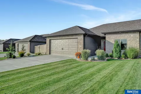 8745 S 37th St, Lincoln, NE 68516