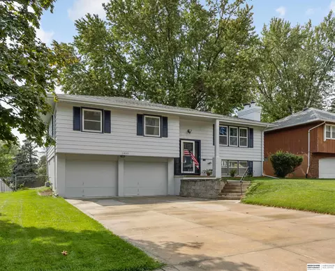 11405 Queens Dr, Omaha, NE 68164